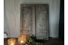 Oude luik met spiegel